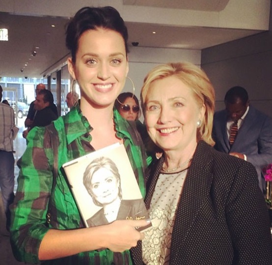 Ke`ti Perri sfotografirovalas s Hillari Klinton - Кэти Перри сфотографировалась с Хиллари Клинтон